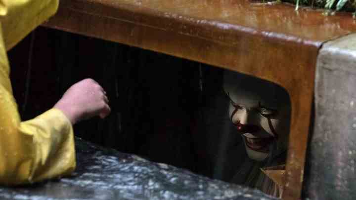 A child encounters Pennywise in the sewer in It.