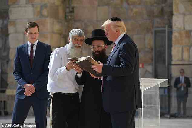 Trumps Schwiegersohn Jared Kushner (im Bild ganz links mit Trump in Israel) ist ein gläubiger Jude