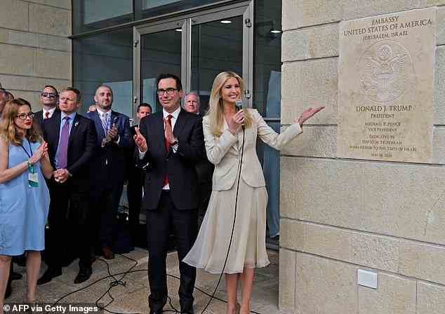 Trumps Tochter Ivanka, die zum Judentum konvertierte, um Kushner zu heiraten, ist bei der Enthüllung der US-Botschaft in Jerusalem zu sehen