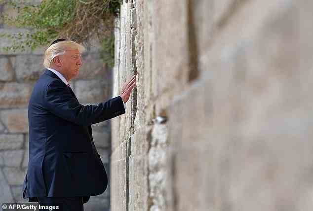 Trump unternahm während seiner Amtszeit mehrere pro-israelische Schritte, die von konservativen Juden im In- und Ausland gelobt wurden, darunter der Ausstieg aus dem Atomabkommen mit dem Iran (im Bild: Trump besucht die Klagemauer in Jerusalem im Mai 2017).