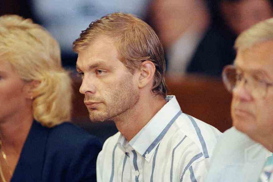 Jeffrey L. Dahmer tritt zum ersten Mal vor dem Milwaukee County Circuit Court auf, wo er wegen vorsätzlicher Tötung ersten Grades in vier Fällen angeklagt wurde.