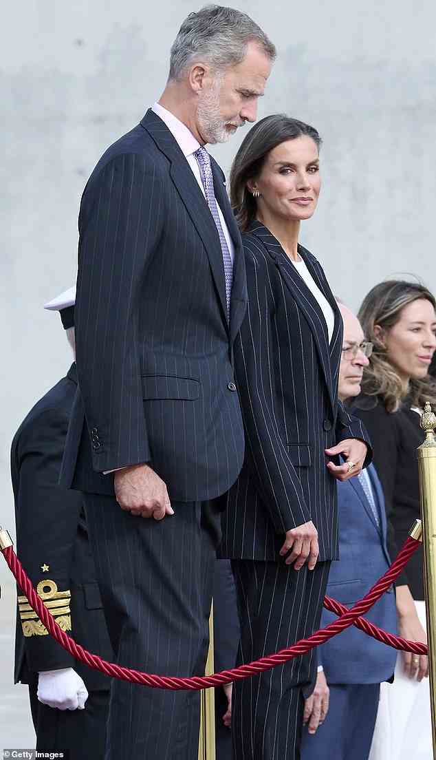 Für Sie und Ihn: Sowohl Königin Letizia als auch König Felipe entschieden sich für Nadelstreifenanzüge, die ihre eleganten Outfits aufeinander abstimmen