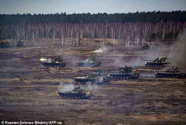 Russische und weißrussische Panzer während gemeinsamer Übungen der Streitkräfte am 24. Februar, Tage bevor Putin seinen Streitkräften am 24. Februar befahl, in die Ukraine einzumarschieren