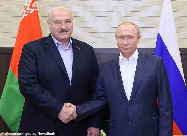 Diktator Alexander Lukaschenko (im Bild mit Putin am 26. September) kündigte Anfang dieser Woche an, dass er eine „gemeinsame militärische Task Force“ mit Moskau einsetzen werde – ein Schritt, von dem auch Minsk behauptet, er sei „rein defensiv“.