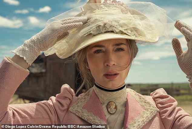 Dramatisch!  Erste Bilder für den spannenden neuen Western der BBC wurden im August veröffentlicht und bieten einen Einblick in Emilys Verwandlung in eine biedere Aristokratin