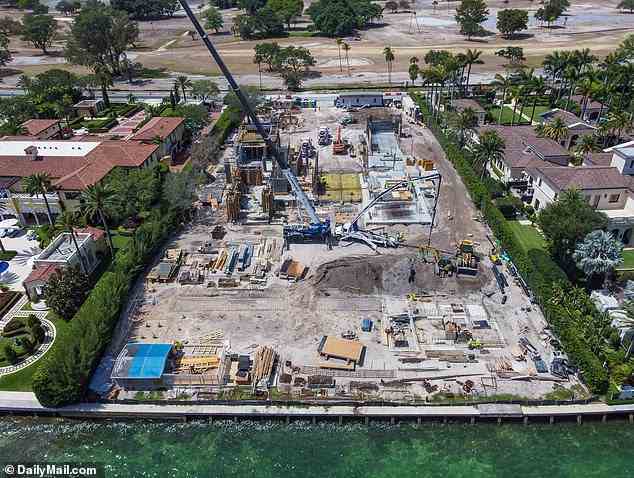 Die Bauarbeiten am Haus von Brady und Bundchen am ultra-exklusiven Indian Creek in Miamis Biscayne Bay, das Heimat von Milliardären, Prominenten und Profisportlern ist, gehen weiter und haben ihm den Spitznamen Billionaire Bunker eingebracht