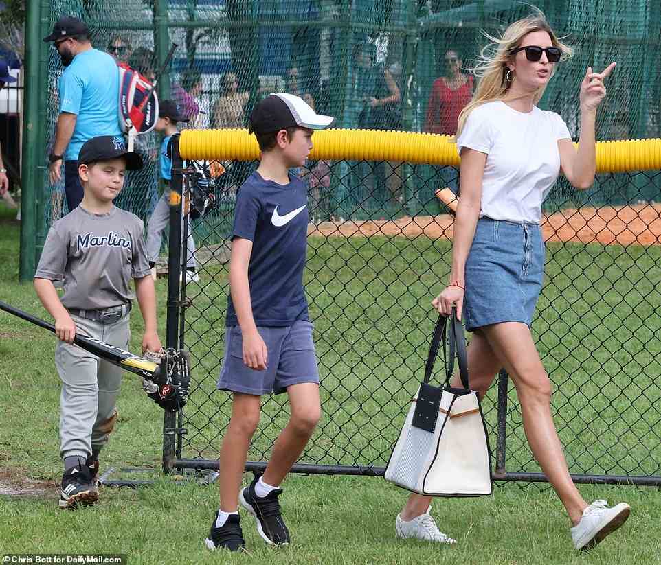 Sie wurden von Ivankas älterem Sohn Joseph (9) begleitet, der in einem Nike-T-Shirt, blauen Shorts, schwarzen Turnschuhen und einer weißen Mütze neben seinem jüngeren Bruder herging