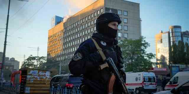 Die Polizei sperrt am Montag, den 17. Oktober 2022, den Bereich am Ort des russischen Beschusses in Kiew, Ukraine, nachdem einige Explosionen Kiew am frühen Morgen erschüttert hatten.