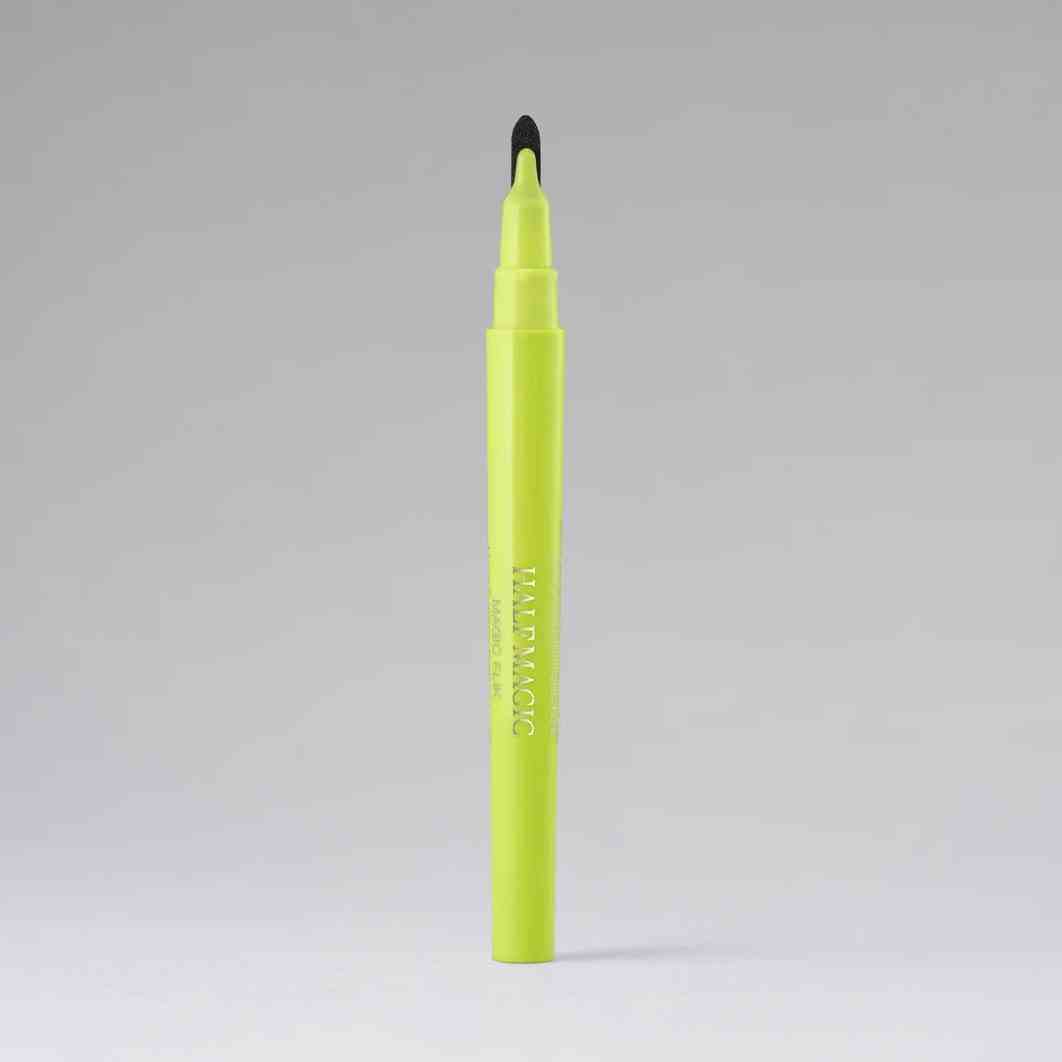 Half Magic Magic Flick Liquid Eyeliner neongelber flüssiger Eyeliner-Stift auf grauem Hintergrund