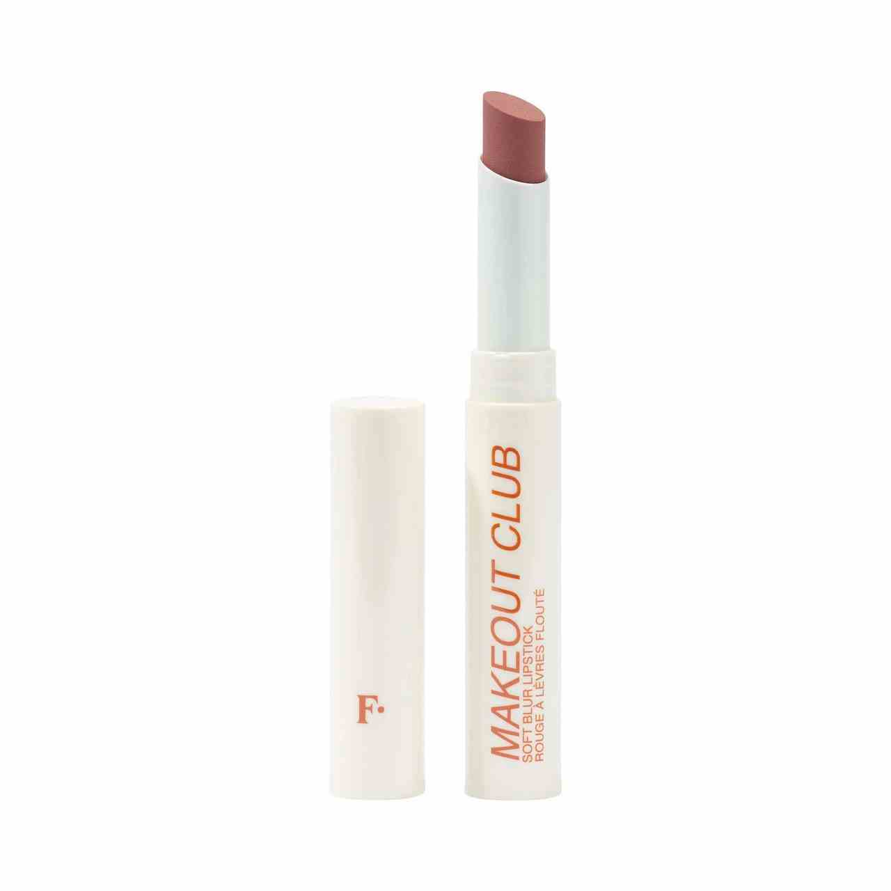 Freck Beauty Makeout Club Soft Blur Lipstick weiße Tube mit Nude-Lippenstift auf weißem Hintergrund