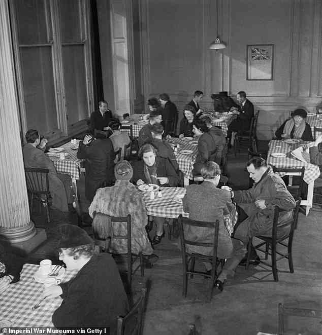 Mehr als 2.000 Speisesäle – betrieben von lokalen Behörden und Freiwilligen in Schulen, Rathäusern und Krankenhäusern – servierten der Öffentlichkeit wöchentlich rund 180 Millionen Mahlzeiten für nur 30 Pence.  Im Bild: Menschen beim Essen in einem britischen Restaurant in London im Jahr 1943