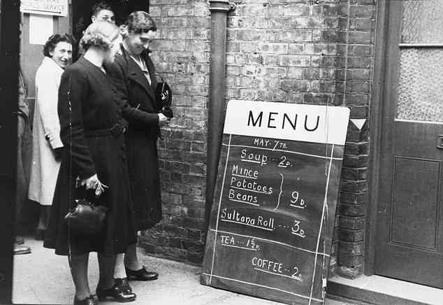 Die Selbstbedienungskantinen servierten britische Grundnahrungsmittel wie Shepherd's Pie und Karotten (die sechs Pence kosten, was jetzt 90 Pence entspricht), Suppe (zwei Pence, 30 Pence) und Tee (ein Pence, 15 Pence).  Die Regierung lieferte Zutaten und Kochgeräte an die Restaurants sowie Mahlzeiten an Orte, die keine Küchen hatten.  Im Bild: Kunden in London, die sich während des 2. Weltkriegs die Speisekarte eines britischen Restaurants ansehen