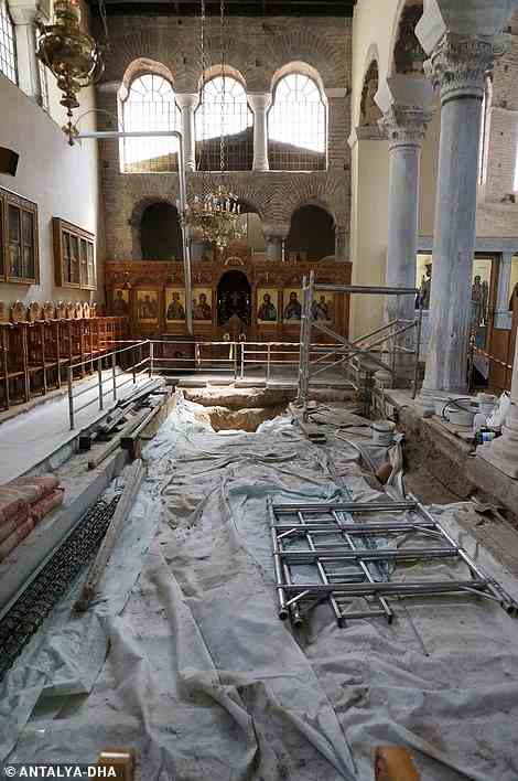 Die Ausgrabungen in der byzantinischen Kirche begannen 2017. Archäologen haben den Boden sorgfältig entfernt, um die unbezahlbaren Fliesen nicht zu beschädigen