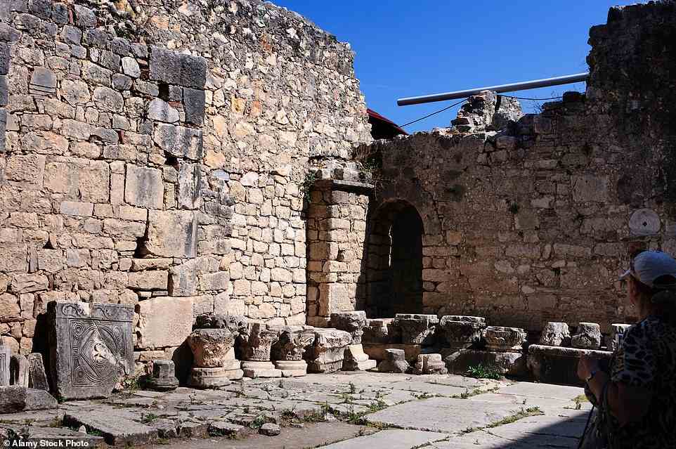 Die byzantinische Kirche wurde im 8. und 9. Jahrhundert mehrmals beschädigt und restauriert.  Es wurde auch überflutet und begraben, wodurch es jahrzehntelang verborgen blieb, bis es 1956 wiederentdeckt wurde