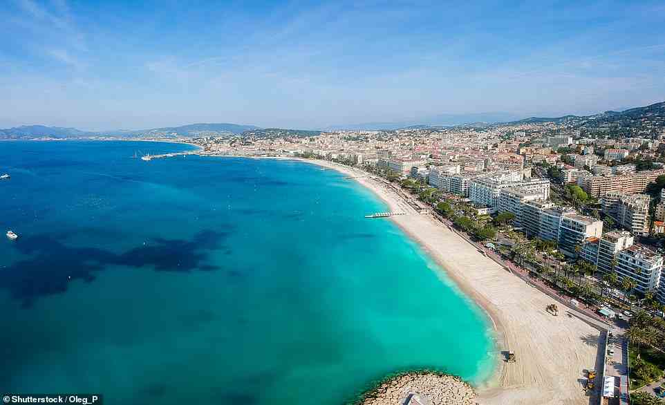 Sonne, Meer und Strand – die „Schlüsselzutaten“ für einen glitzernden Urlaub in Cannes – „sind kostenlos“, verrät Susannah.  Oben ist der Croisette Beach der Stadt