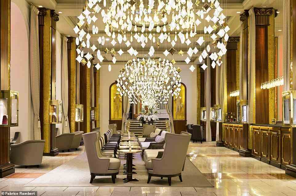 Susannah entdeckt das Parfum „Fugue a Paris“ in der Lobby des Hotel Majestic