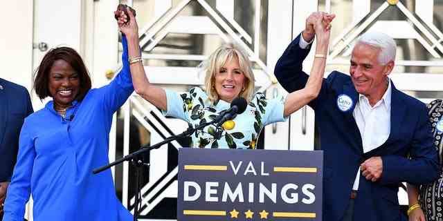 First Lady Jill Biden nimmt am 15. Oktober 2022 in Orlando, Florida, an einer Kundgebung für den demokratischen Senatskandidaten Rep. Val Demings, D-Fla., und den Gouverneurskandidaten von Florida, Rep. Charlie Crist, D-Fla., Teil.