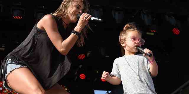 Jana Kramer tritt mit ihrer Tochter Jolie auf der Bühne auf. 