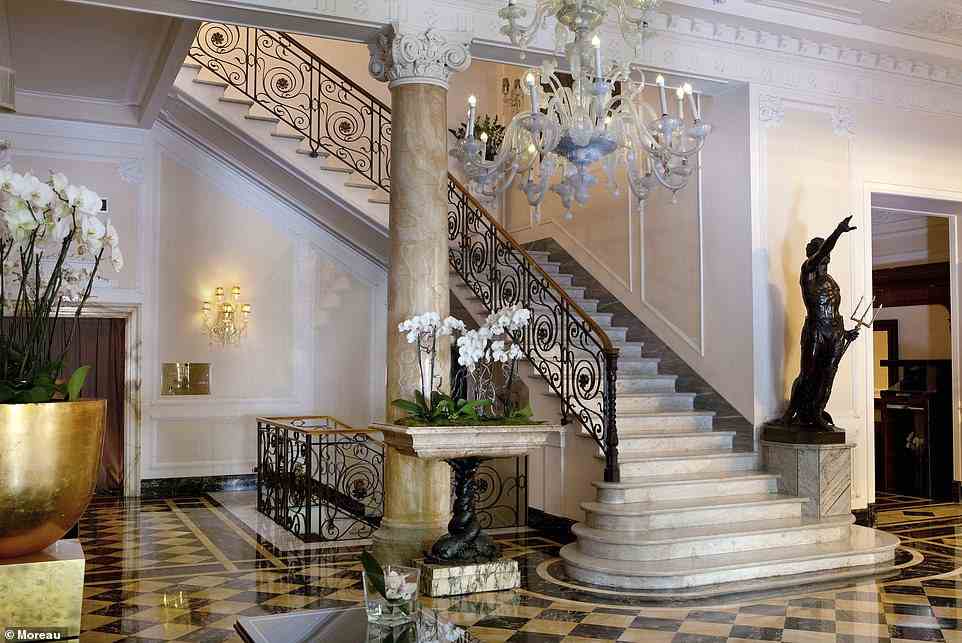 „Mit Stuckarbeiten und einer geschwungenen Treppe aus weißem Marmor, die von Kronleuchtern aus venezianischem Glas beleuchtet wird, ist dieser Art-Deco-Eingang für Könige geeignet“, sagt Carlton