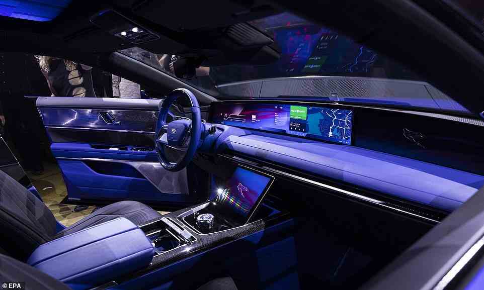 Auch die gesamte Farbe kann individuell angepasst werden, da Kravitz Blautöne passend zum Exterieur gewählt hat.  Im Inneren des Fahrzeugs befindet sich ein 55-Zoll-Touchscreen-Display, das den Fahrer mit Informationen versorgt, sowie einen Bereich auf der rechten Seite für den Beifahrer