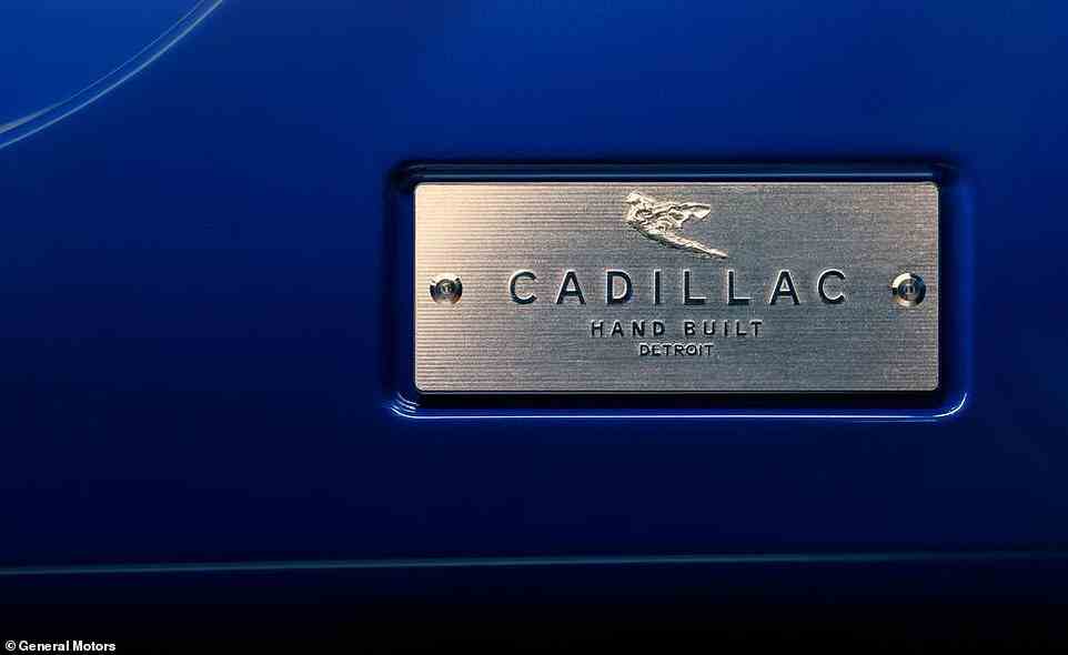 Käufer können auch ein personalisiertes Schild an der Außenseite des Fahrzeugs anbringen, ähnlich dem in diesem Bild gezeigten mit der Marke Cadillac