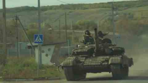 Ein ukrainischer Panzer fährt auf dem Weg aus Bakhmut an unserem Konvoi vorbei. 
