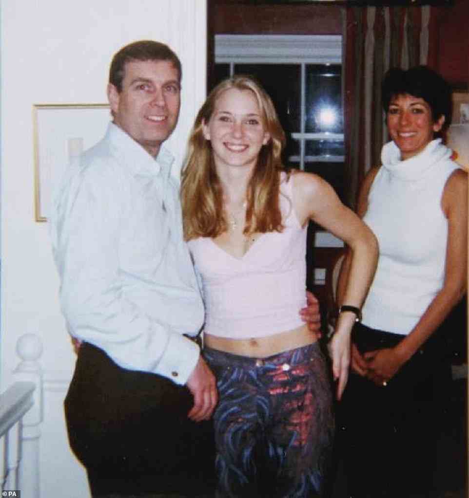 Andrew mit Virginia Roberts und Ghislaine Maxwell in Maxwells Haus in Belgravia, im Zentrum von London, im März 2001