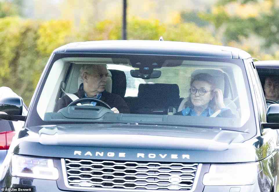 Andrew mit Sarah Ferguson in ihrem Auto, nur wenige Stunden nachdem Ghislaine Maxwell dem MoS ihr Interview gegeben hatte