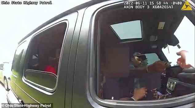 Aufnahmen der Polizeikörperkamera zeigen Watson am Steuer eines schwarzen Geländewagens mit einer nicht identifizierten Beifahrerin, die vorne mit einem Hund auf dem Schoß sitzt, und einer weiteren Beifahrerin hinten.  Die Gesichter beider Passagiere sind in den Aufnahmen der Polizeikörperkamera verschwommen, ebenso wie das Gesicht des Schoßhundes der Frau