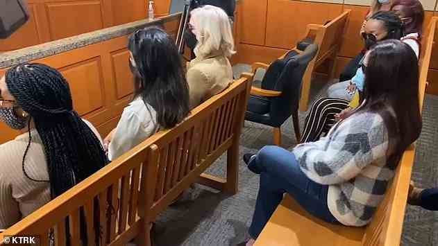 Einige von Watsons Anklägern sind in einem Gerichtssaal in Texas zu sehen, wo die erste von zwei Grand Jurys es ablehnte, Anklage im Zusammenhang mit den Klagen wegen sexuellen Fehlverhaltens gegen den NFL-Star zu erheben