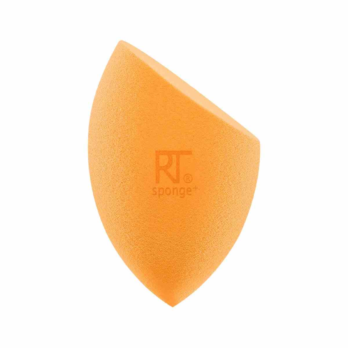 Real Techniques Miracle Complexion Sponge Orangefarbener Make-up-Schwamm mit abgeschrägter Kante auf weißem Hintergrund