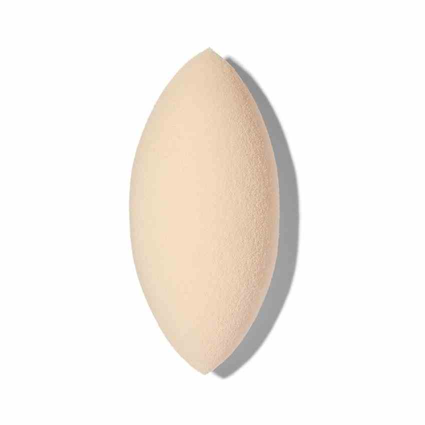 ELF Cosmetics Camo Concealer Sponge beige, ovaler Make-up-Schwamm auf weißem Hintergrund