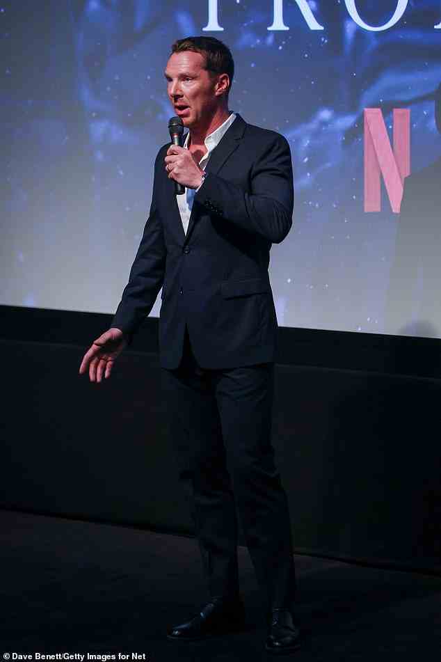 Angezogen und gestiefelt: Benedict zeigte seinen eleganten Sinn für Stil, als er die Bühne betrat, um vor der Vorführung des Films als Moderator für ein Q&A zu fungieren