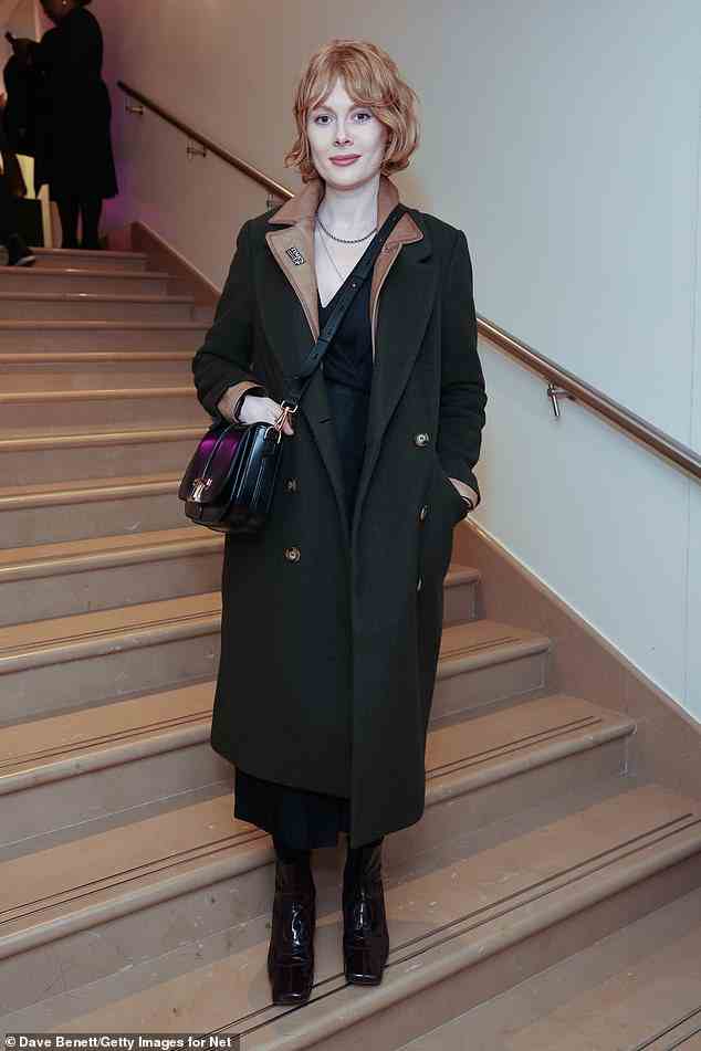 Chic: Bei der Vorführung war auch die Schauspielerin Emily Beecham anwesend, die in einem schwarzen Kleid mit einem olivgrünen Mantel eine raffinierte Figur machte