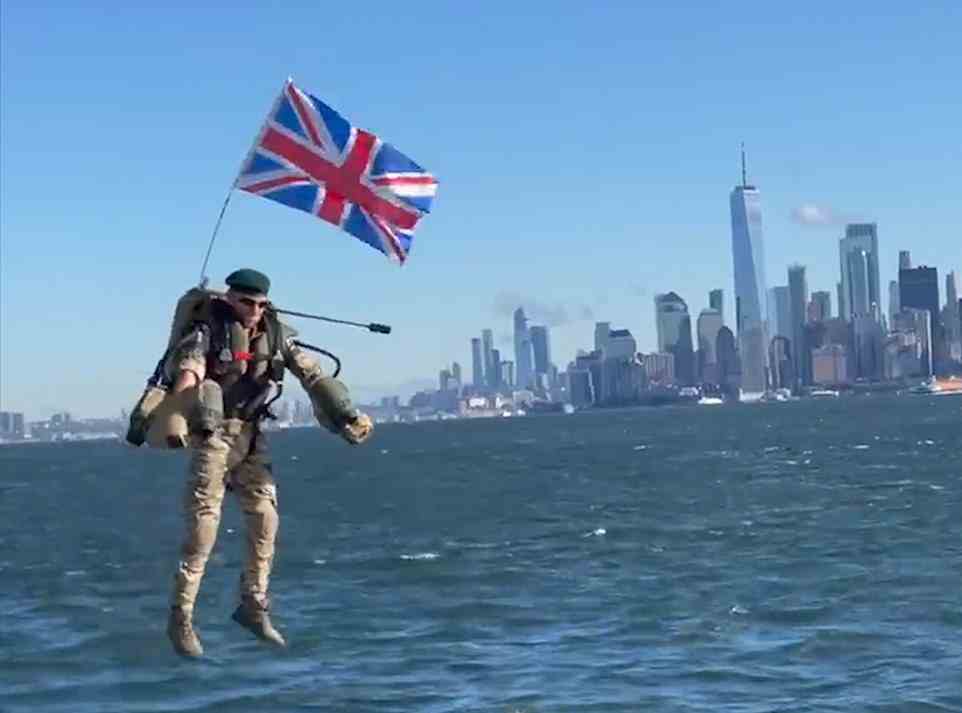 Im September wurden die Jet Suits auch von der US Royal Navy abgeholt, und Soldaten benutzten sie, um über den New Yorker Hafen zu fliegen und auf dem Kriegsschiff Queen Elizabeth zu landen