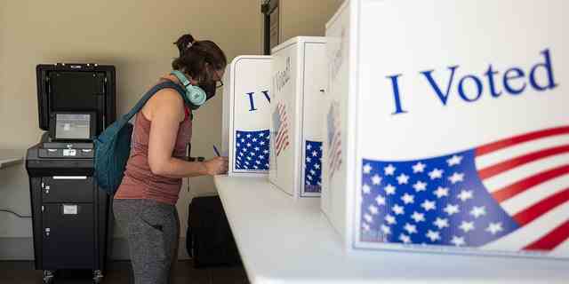 Ein Wähler gibt am 17. Mai 2022 in einem Wahllokal in Pittsburgh eine Stimme ab. 