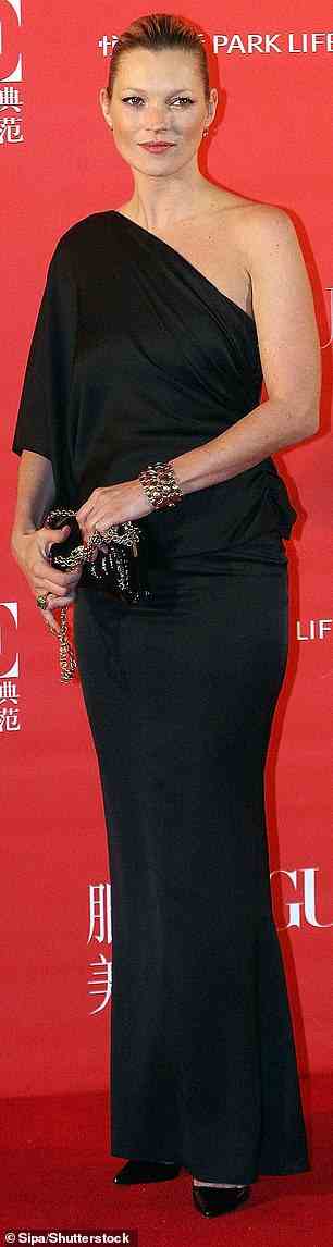 Aber selbst eingefleischte „Modemenschen“ wie Kate Moss (abgebildet im Jahr 2008) tendieren dazu, im Laufe der Jahre die gleiche Grundsilhouette zu bevorzugen