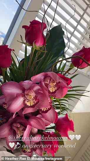 'Jubiläumswochenende!'  Als das unzertrennliche Paar in seinem Hotelzimmer ankam, wartete ein Strauß Orchideen auf sie