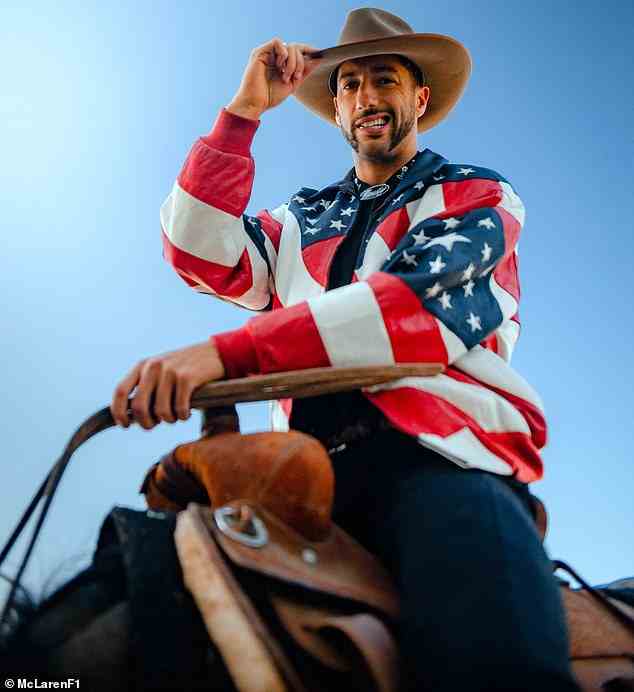 Daniel Ricciardos unerschrockene Bewunderung für die Vereinigten Staaten zeigt sich vor dem US-Grand-Prix am Sonntag auf dem Circuit of the Americas, wo der australische Fahrer von einem Country-Musiker zum Ständchen gebracht wurde, während er mit einem Stars-and-Stripes auf einem Pferd ritt Jacke