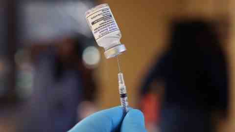 Personen ab 5 Jahren können den bivalenten Covid-19-Booster erhalten, wenn sie eine primäre Impfstoffserie erhalten haben, sagte die CDC.
