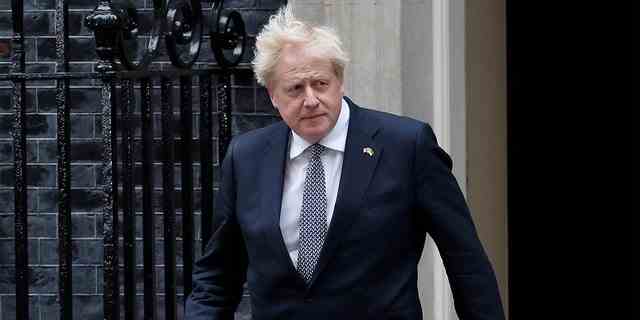 Der britische Premierminister Boris Johnson trifft am 7. Juli 2022 in der Downing Street in London ein, um eine Erklärung abzugeben. 