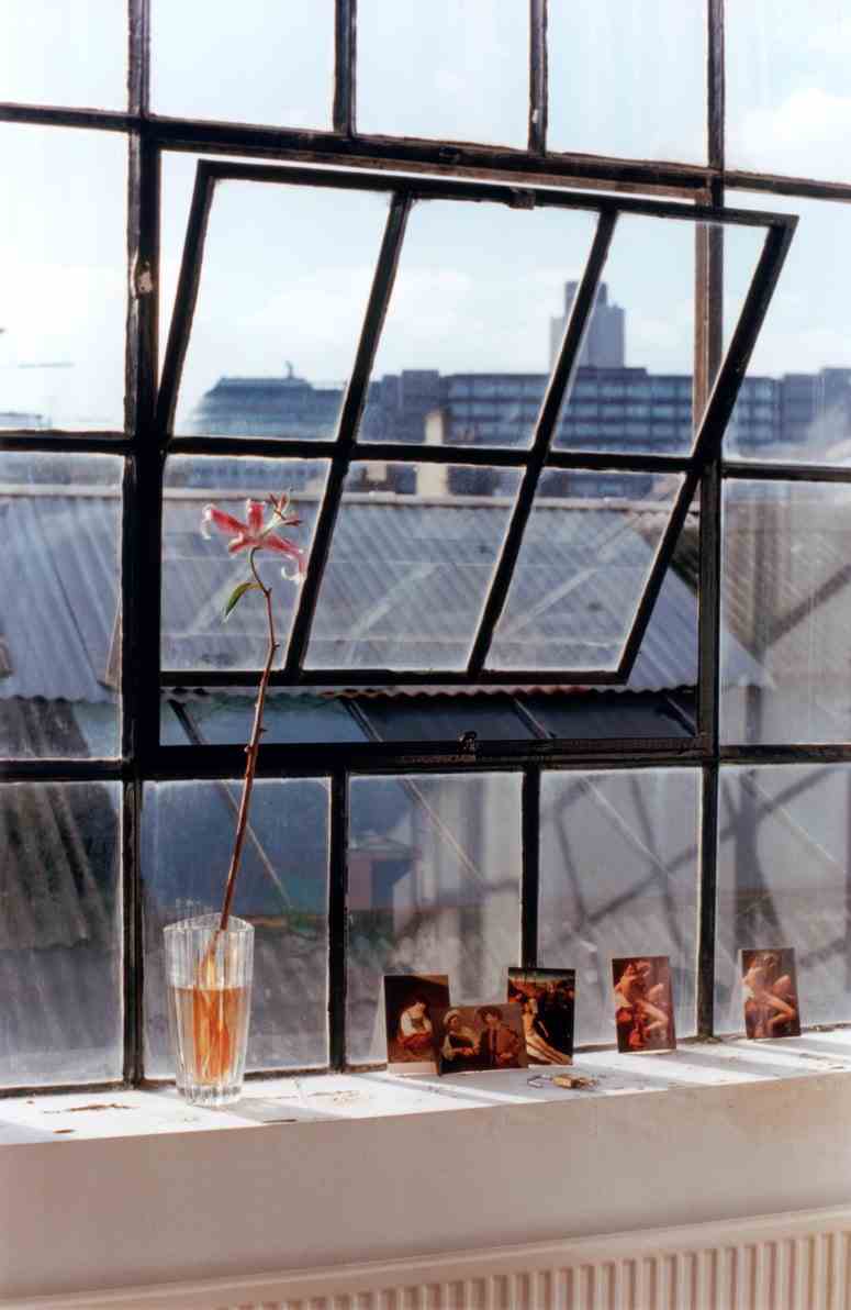 Foto von Wolfgang Tillmans betitelt "Fenster/Caravaggio" ab 1997. 