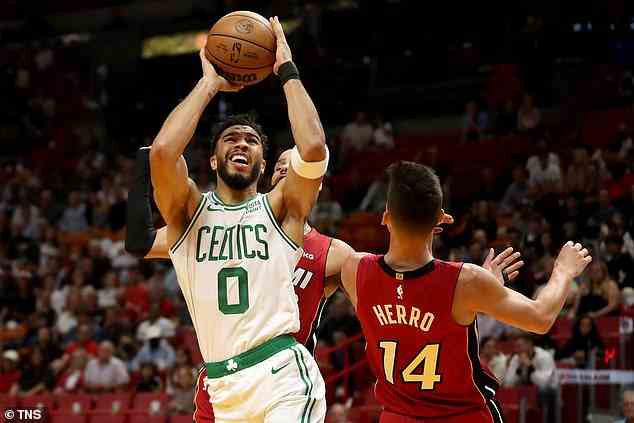 Jayson Tatum erzielte 29 Punkte, als die Boston Celtics am Freitagabend Miami Heat 111-104 besiegten