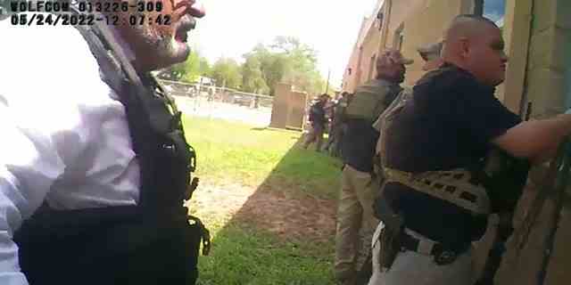 In einem am 24. Mai 2022 aufgenommenen Bodycam-Video reagieren Polizisten und andere Strafverfolgungsbeamte von Uvalde auf eine Massenerschießung an der Robb Elementary School in Uvalde, Texas. 