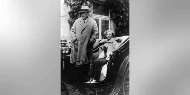 Der Zeitungsinhaber William Randolph Hearst (1863-1951) mit Filmstar Marion Davies (1897-1961).  Die Beziehung war trotz des Altersunterschieds und der Ehe von Hearst gut dokumentiert.