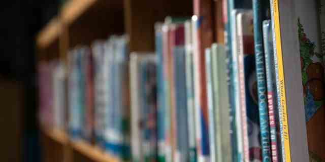 Bücherregale mit Bibliotheksbüchern spiegeln sich am 31. August 2020 in Stamford, Connecticut, im Medienzentrum der Newfield Elementary School wider.  (Foto von John Moore/Getty Images)