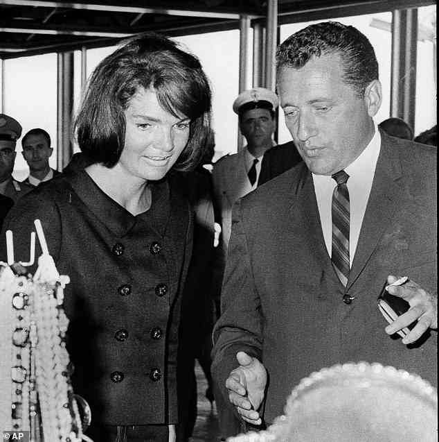 Hill blieb Jackie als ihr persönlicher Leibwächter nahe, bevor sie zu Lyndon B. Johnsons Kommando versetzt wurde.  Im Bild: Hill und Jackie beim Einkaufen von Souvenirs in Rom, 1964