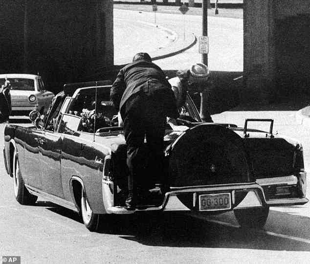 Hills neueste Memoiren gehen auch auf seine persönlichen Turbulenzen ein und versuchen, sich nach Kennedys Ermordung das Leben zu nehmen.  Er sagte, er sei von dem Moment verfolgt worden, als er in das Auto des Präsidenten gesprungen sei und Jackies entsetztes Gesicht gesehen habe (oben).