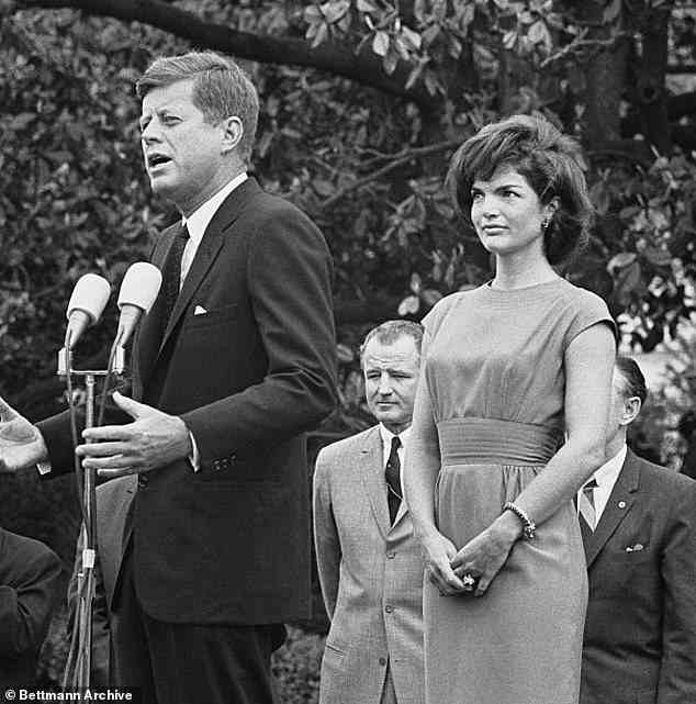 'Frau.  Kennedy hatte alles verloren, was mit der Präsidentschaft verbunden war, und die Kinder hatten keinen Vater mehr“, schrieb Hill über die Folgen des Attentats