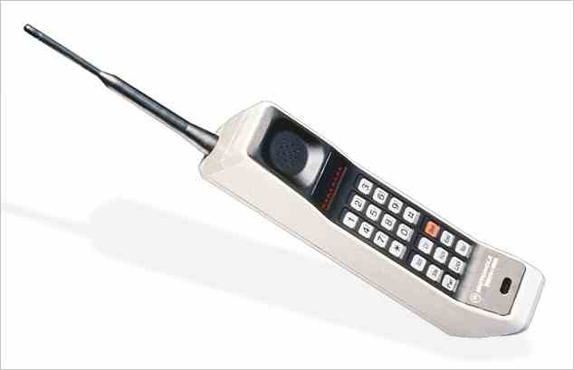 Das Motorola DynaTAC 8000X (im Bild) war das erste tragbare Mobiltelefon der Welt, wog satte 784 g (1,75 lbs) und war 1985 in Großbritannien 3.000 £ wert. Jetzt ist es das profitabelste Handy, das man online auspeitschen kann ein Durchschnittspreis von 1.776,01 £
